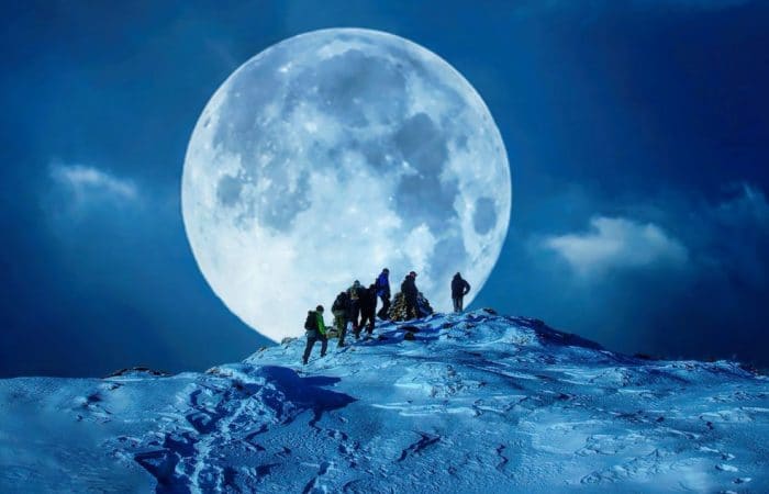 Excursiones nocturnas con raquetas de Nieve con luna en madrid con Dreampeaks. Raquetas de Nieve en Madrid
