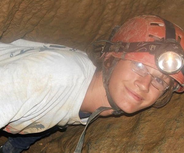 Nuestro taller de espeleología con niños en Madrid. Explorar cuevas y descubrir el mundo subterráneo es una experiencia fascinante.